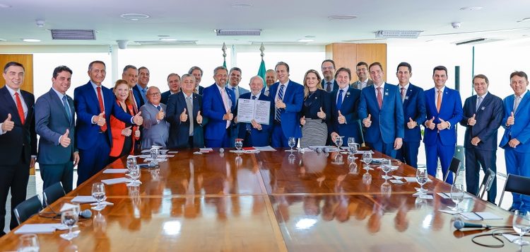 Assinada ordens de serviço para duplicar o Eixão das Águas no Ceará (Foto: Ricardo Stuckert)