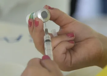 Covid-19: casos da doença diminuem 7,58% na média móvel; influenza e VSR aumentam no país Covid-19: casos da doença diminuem 7,58% na média móvel; influenza e VSR aumentam no país