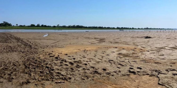 Força-tarefa para socorrer comunidades isoladas pela seca no Pará