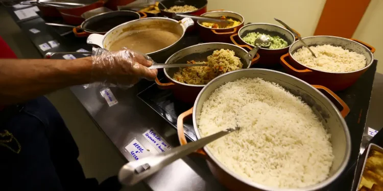 São Paulo: homens comem mais fora e mulheres preferem pedir comida por aplicativo São Paulo: homens comem mais fora e mulheres preferem pedir comida por aplicativo