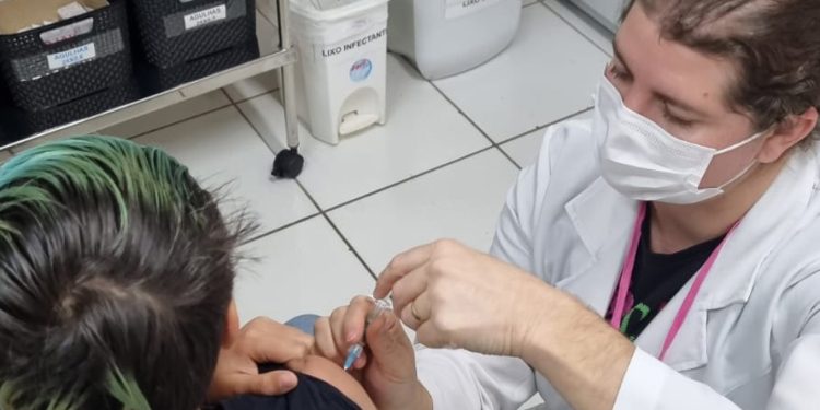 Vacinação nas escolas públicas: ação vai até 25 de abril