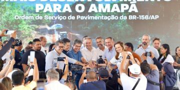 Waldez Góes assina ordens de serviço para pavimentação da BR-156 no Amapá Waldez Góes assina ordens de serviço para pavimentação da BR-156 no Amapá