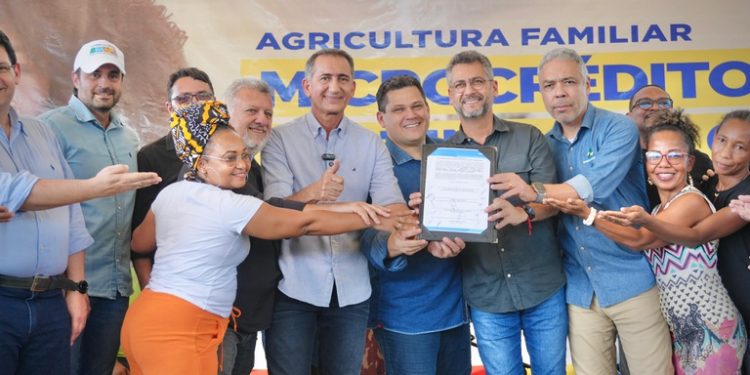 Waldez Góes assina primeiros contratos de nova linha de microcrédito para agricultura familiar Waldez Góes assina primeiros contratos de nova linha de microcrédito para agricultura familiar