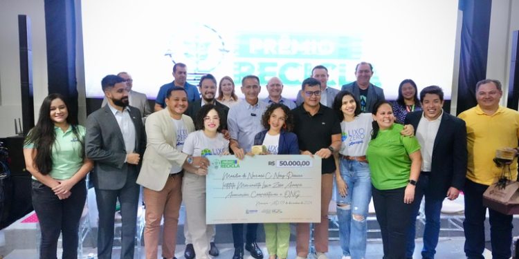 Waldez Góes participa de cerimônia de premiação do Projeto Recicla Amapá
