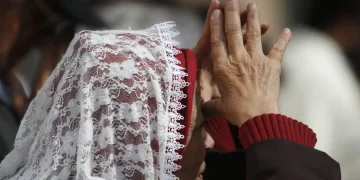Censo 2022: número de católicos cai, enquanto evangélicos avançam Censo 2022: número de católicos cai, enquanto evangélicos avançam
