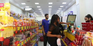 Comércio pressiona governo por revogação de portaria que limita funcionamento aos domingos e feriados Comércio pressiona governo por revogação de portaria que limita funcionamento aos domingos e feriados
