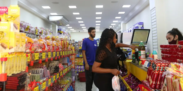 Comércio pressiona governo por revogação de portaria que limita funcionamento aos domingos e feriados