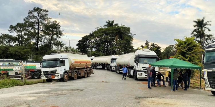 Greve de caminhoneiros em MG: categoria ameaça nova paralização, caso a Vibra Energia não atenda reivindicações Greve de caminhoneiros em MG: categoria ameaça nova paralização, caso a Vibra Energia não atenda reivindicações