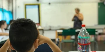 Uso excessivo de IA preocupa educadores e cientistas pelo impacto na aprendizagem