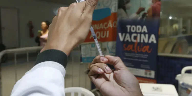 Covid-19: positividade de testes salta de 5 % para 13 % em um mês Covid-19: positividade de testes salta de 5 % para 13 % em um mês