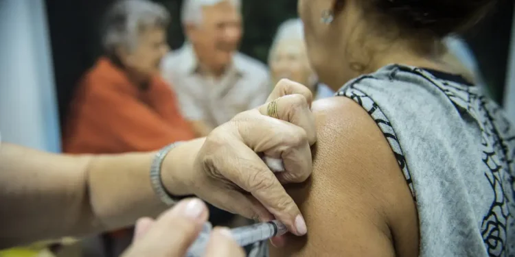 InfoGripe: casos de SRAG por Covid-19 entre idosos aumentam em quatro estados InfoGripe: casos de SRAG por Covid-19 entre idosos aumentam em quatro estados