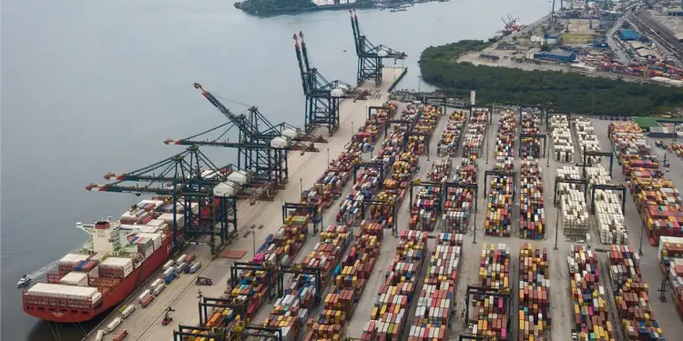Tarifaço americano derruba confiança da indústria exportadora, mostra CNI