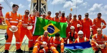 Waldez ressalta potencial petrolífero do Amapá em visita ao navio-sonda da Petrobras Waldez ressalta potencial petrolífero do Amapá em visita ao navio-sonda da Petrobras