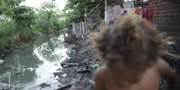 Falta de saneamento leva mais de 100 mil crianças à internação em 2024 Falta de saneamento leva mais de 100 mil crianças à internação em 2024