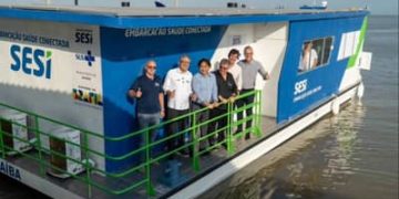 Barco a energia solar oferta serviços de saúde a trabalhadores ribeirinhos da Amazônia