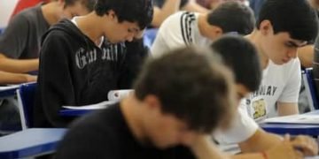 IEL abre 1,5 mil vagas de estágio em todo o país; bolsas chegam a R$ 2,5 mil IEL abre 1,5 mil vagas de estágio em todo o país; bolsas chegam a R$ 2,5 mil