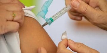 Infogripe: casos de SRAG recuam no país, mas vacinação ainda é essencial