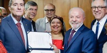 OMS entrega ao Brasil certificado de eliminação da transmissão vertical do HIV como problema de saúde pública OMS entrega ao Brasil certificado de eliminação da transmissão vertical do HIV como problema de saúde pública