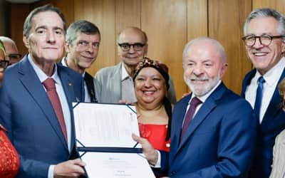 OMS entrega ao Brasil certificado de eliminação da transmissão vertical do HIV como problema de saúde pública OMS entrega ao Brasil certificado de eliminação da transmissão vertical do HIV como problema de saúde pública