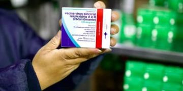 Vacina contra o vírus sincicial respiratório começa a ser distribuída em todo o país
