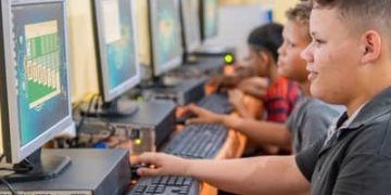 Escolas Conectadas leva internet a 68% das escolas públicas e avança na universalização do acesso Escolas Conectadas leva internet a 68% das escolas públicas e avança na universalização do acesso