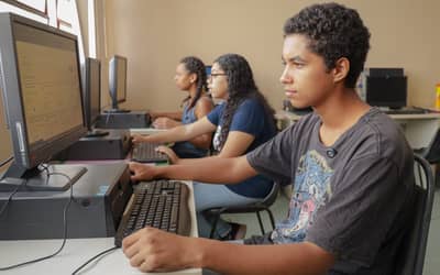 Internet chega a 4 mil escolas públicas de Santa Catarina Internet chega a 4 mil escolas públicas de Santa Catarina