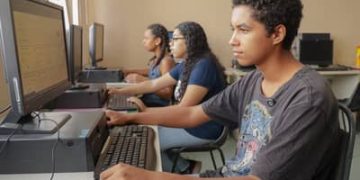 Internet chega a mais de 6 mil escolas públicas do Paraná Internet chega a mais de 6 mil escolas públicas do Paraná