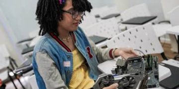 Carreta Digital: MCOM oferece cursos de tecnologia para pessoas trans e travestis em Recife (PE)