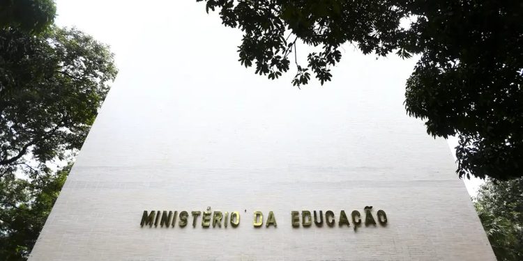 MEC publica autorização de cursos superiores em 23 cidades brasileiras MEC publica autorização de cursos superiores em 23 cidades brasileiras