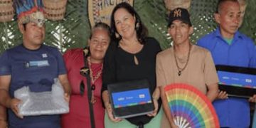 Comunidades indígenas da Amazônia recebem 100 computadores do Ministério das Comunicações Comunidades indígenas da Amazônia recebem 100 computadores do Ministério das Comunicações