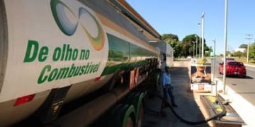 Falta de diesel interrompe serviços públicos em 142 cidades do RS Falta de diesel interrompe serviços públicos em 142 cidades do RS