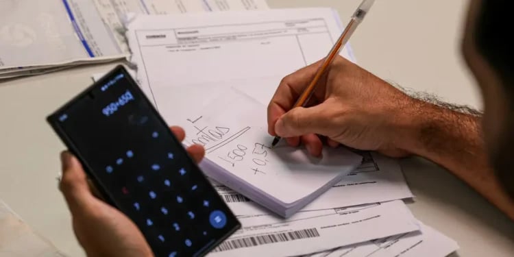 Inadimplência cresce e 42% repetem dívidas Inadimplência cresce e 42% repetem dívidas