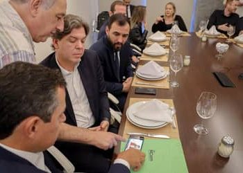 Ministro das Comunicações realiza teste de transmissão da TV 3.0 em celulares