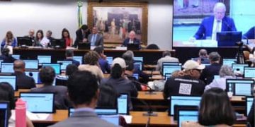 Após pedido de vista, comissão da Câmara adia votação do fim da escala 6×1 Após pedido de vista, comissão da Câmara adia votação do fim da escala 6×1