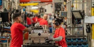 Faturamento da indústria avança 4,9% em fevereiro, aponta CNI Faturamento da indústria avança 4,9% em fevereiro, aponta CNI