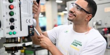 Programa oferece mais de 1,5 mil vagas gratuitas em cursos profissionalizantes