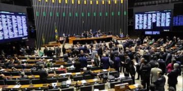 PEC do fim da escala 6×1 é “inadequada e inoportuna”, avalia CNI