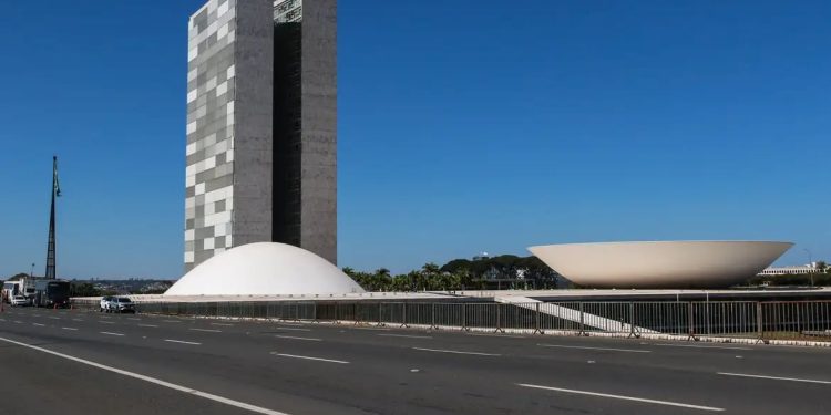 Setor produtivo pressiona Congresso para adiar discussões sobre fim da escala 6×1 Setor produtivo pressiona Congresso para adiar discussões sobre fim da escala 6×1