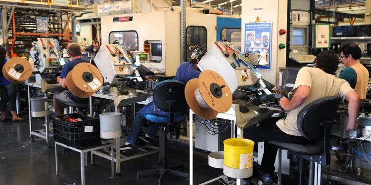 Empresários alertam para perda de competitividade e dificuldade operacional com fim da escala 6×1 Empresários alertam para perda de competitividade e dificuldade operacional com fim da escala 6×1