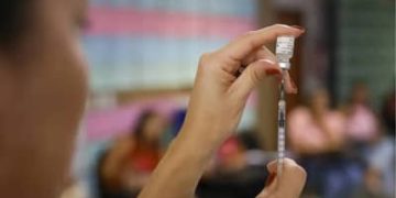 Nova vacina contra pneumonia e meningite começa a ser distribuída no SUS Nova vacina contra pneumonia e meningite começa a ser distribuída no SUS