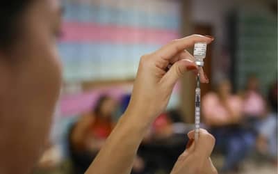 Nova vacina contra pneumonia e meningite começa a ser distribuída no SUS Nova vacina contra pneumonia e meningite começa a ser distribuída no SUS