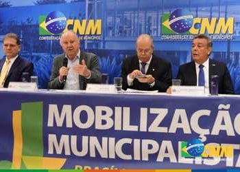 CNM reúne prefeitos para frear pautas que pressionam o caixa dos municípios CNM reúne prefeitos para frear pautas que pressionam o caixa dos municípios