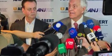 Caiado apresenta propostas para comunicação, segurança e economia em encontro da ABERT e ANJ Caiado apresenta propostas para comunicação, segurança e economia em encontro da ABERT e ANJ