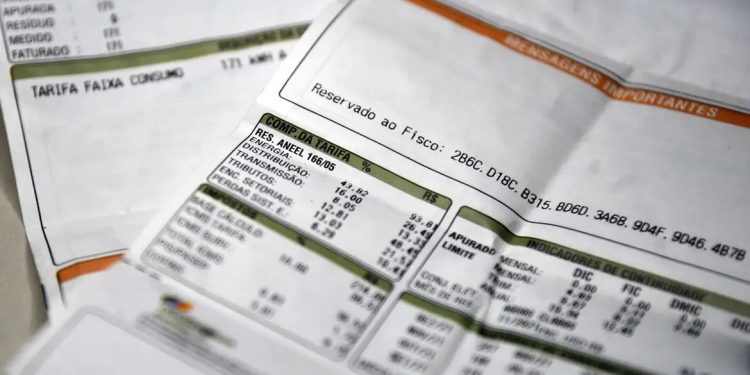 Conta de luz: consumidor pagará quase R$ 1 tri a mais com medidas aprovadas nos últimos quatro anos, diz levantamento Conta de luz: consumidor pagará quase R$ 1 tri a mais com medidas aprovadas nos últimos quatro anos, diz levantamento