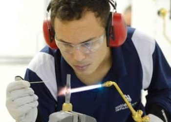 SENAI abre 29,5 mil vagas em cursos técnicos, de qualificação, graduação e pós-graduação SENAI abre 29,5 mil vagas em cursos técnicos, de qualificação, graduação e pós-graduação