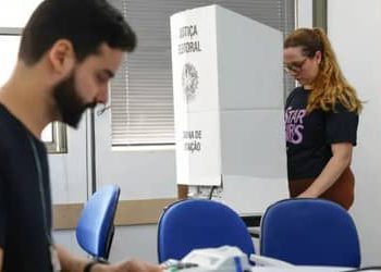 MG e SP elegem governadores enquanto ES e RJ ficam para o 2º turno MG e SP elegem governadores enquanto ES e RJ ficam para o 2º turno