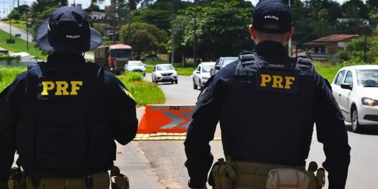 PRF inicia Operação Finados nas rodovias federais; uso do celular ao volante é destaque nas ações educativas PRF inicia Operação Finados nas rodovias federais; uso do celular ao volante é destaque nas ações educativas