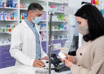 Piso salarial dos farmacêuticos: CNM alerta para impacto de R$ 309 milhões por ano nos cofres municipais